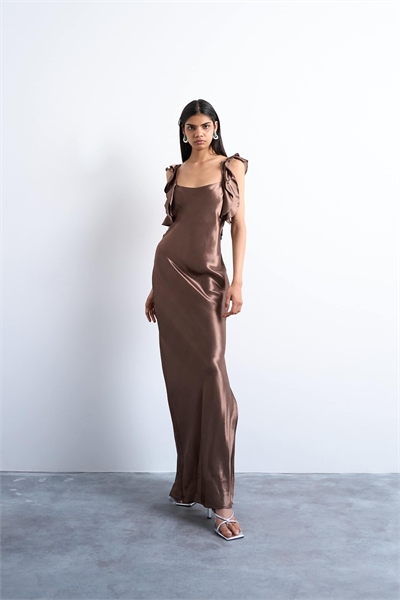 Атласное платье-комбинация с рюшами на плечах артикул 148846965