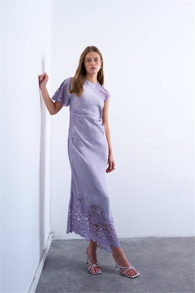 Платье средней длины с кружевной вставкой на плече артикул 147695977