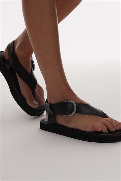 Сандалии Kam на плоской подошве с ремешком между пальцами из натуральной кожи артикул 141532294