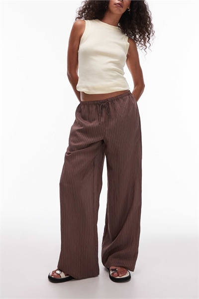 Брюки коричневого цвета в полоску с широкими брючинами и шнурком артикул 147698284