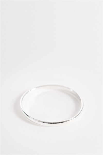 Изящное кольцо с ремешком артикул 143245333