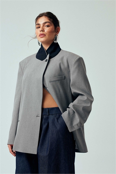 Блейзер с объемным воротником контрастного цвета артикул 155335079