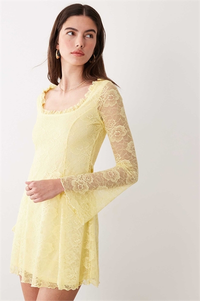 Приталенное мини-платье из кружева лимонного цвета артикул 156008052