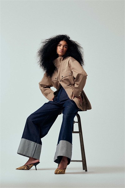 Куртка с воротником-воронкой и функциональными элементами артикул 155224220