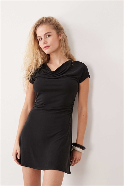 Короткое платье с капюшоном, короткими рукавами и рюшами из модала, черного цвета артикул 156267257