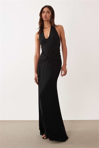 Длинное платье с глубоким вырезом и рюшами на бедрах, черного цвета артикул 155969855