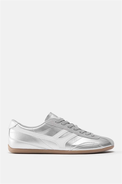 Серебристые кроссовки в ретро-стиле артикул 156037879