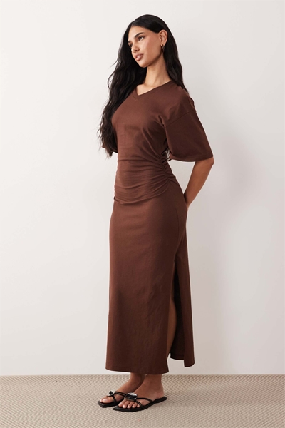 Короткий рукав, V-образный вырез, миди-длина, рюши, платье-футболка с разрезом, коричневый цвет артикул 156012816