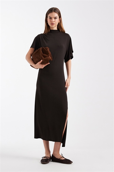 Макси-платье с короткими рукавами коричневого цвета артикул 155812127