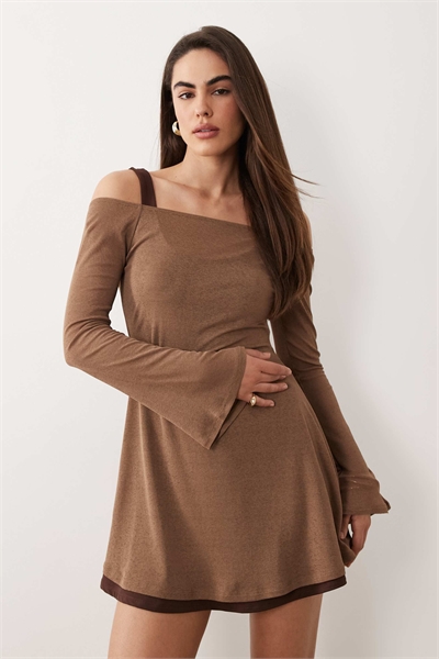 Двухслойное мини-платье с ангельскими рукавами шоколадного цвета артикул 155865465