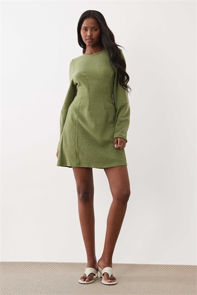 Сверхмягкое мини-платье с коконовыми рукавами и швами темно-зеленого цвета артикул 155524808
