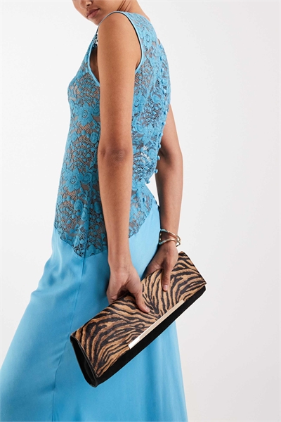 Удлиненная сумочка-клатч из замши и натуральной кожи с тигровым принтом и металлической планки артикул 154133940