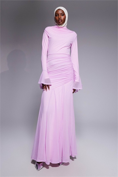 Макси-платье из эластичного шифона с драпировкой на талии и рукавами-клеш в нежно-розовом цвете артикул 155092776