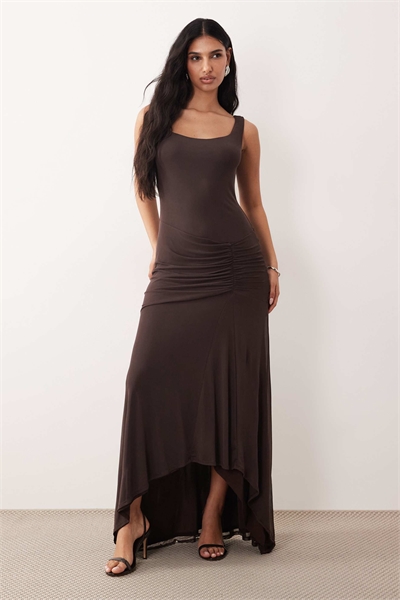 Макси-платье с открытыми плечами шоколадного цвета артикул 155809713