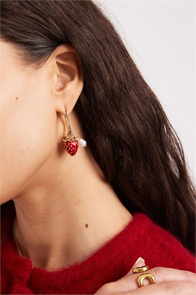 Серьги-кольца с подвеской в виде клубники артикул 153723835