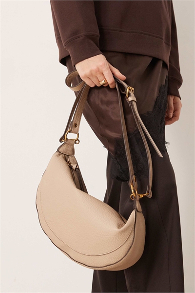 Сумка через плечо с закругленными плечами артикул 152558657