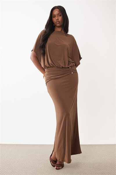 Макси-платье-блузон с ангельскими рукавами и рюшами, украшенное металлическими деталями шоколадного цвета артикул 155575599