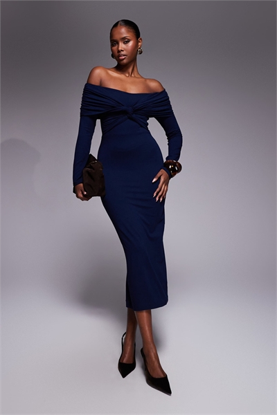 Платье-миди с открытыми плечами и длинными рукавами темно-синего цвета артикул 153362704