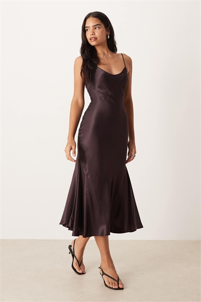 Платье-комбинация из атласа с V-образным вырезом и длинной до колен в шоколадном цвете артикул 152119380