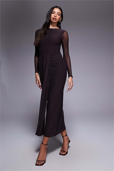 Макси-платье с длинными рукавами, вырезом на шее и открытой спиной, с поясом шоколадного цвета артикул 150777560