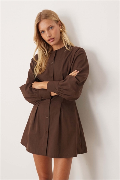 Мини-платье с круглым вырезом, застежкой на пуговицы и завышенной талией артикул 151187201