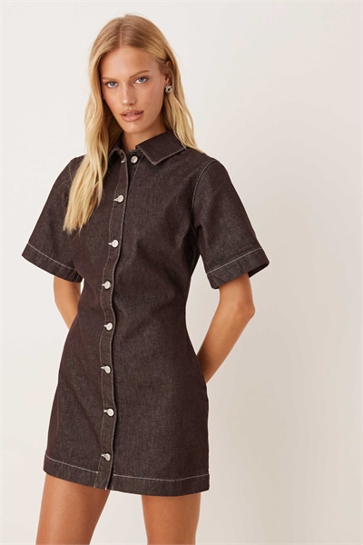 Приталенное джинсовое платье-рубашка темно-шоколадного цвета артикул 150522640