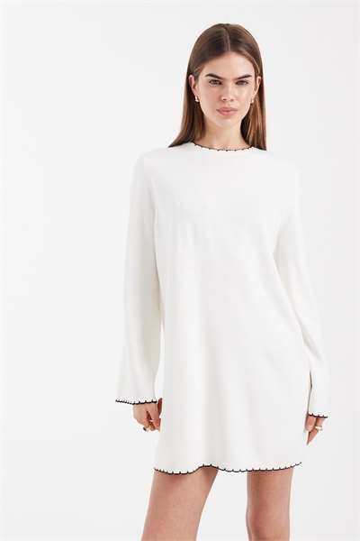 Платье с кремовым цветом и черной окантовкой, сшитое стежком «одеяло» артикул 154709793