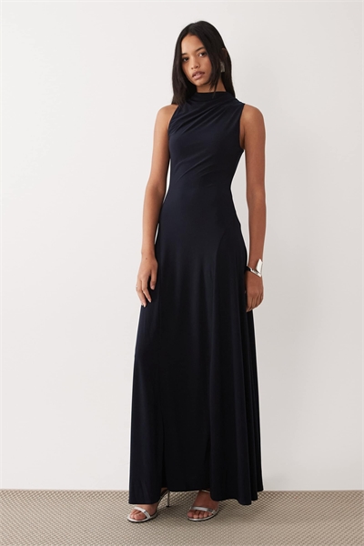 Макси-платье с высоким воротником и рюшами на спине, темно-синего цвета артикул 155092539