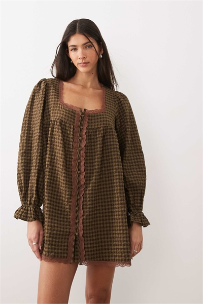 Мини-платье Babydoll с кружевной отделкой в оливковом клетчатом узоре артикул 155312401