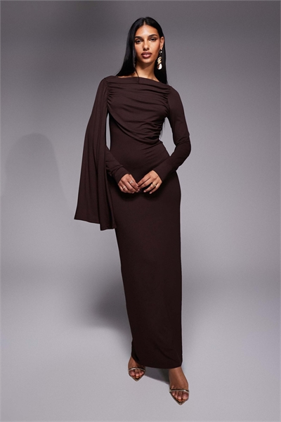 Макси-платье с драпировкой на груди и шарфом шоколадного цвета артикул 154297609