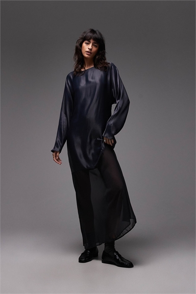 Макси-платье из атласа с V-образным вырезом, рукавами-крылышками и кружевной юбкой темно-синего цвета артикул 153366016