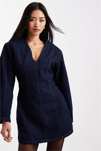 Джинсовое мини-платье с рукавами-коконами цвета индиго артикул 153663590