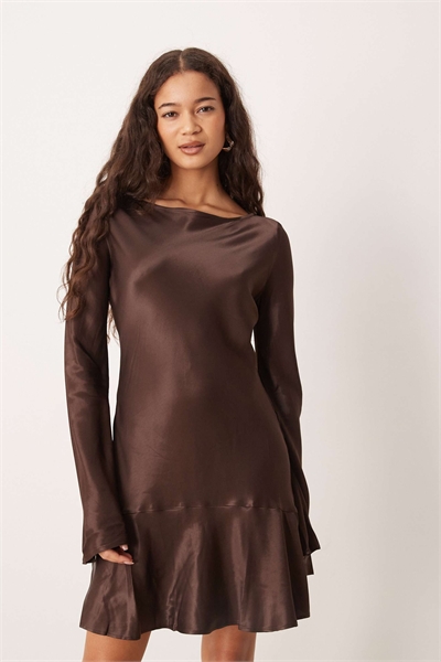 Атласное мини-платье с заниженной талией шоколадного цвета артикул 152738879