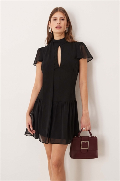 Мини-платье с шарфиком и оборкой по подолу, черного цвета артикул 153255225