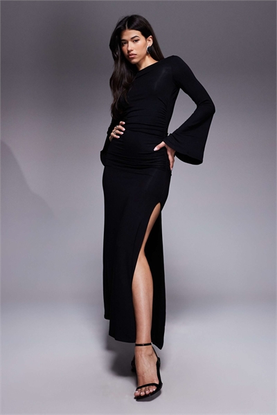 Длинное макси-платье с рукавами-водопадом и рюшами, черного цвета артикул 153321612