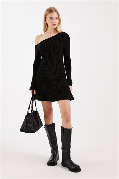 Вязаное мини-платье с открытыми плечами черного цвета артикул 155221305
