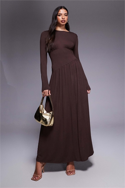 Платье-миди с разрезом под грудью и драпировкой, шоколадного цвета артикул 152463030