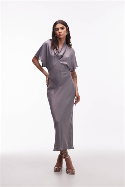 Макси-платье с воротником-капюшоном из атласа серого цвета артикул 153516000