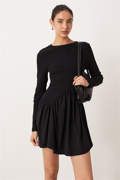 Мини-платье с длинными рукавами и закругленным подолом черного цвета артикул 151998391