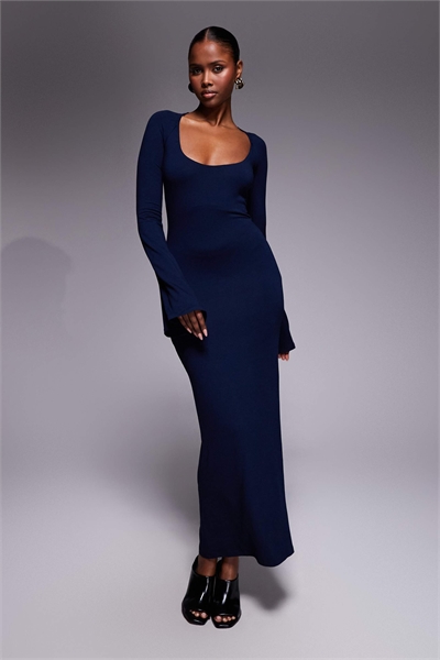 Длинное платье-миди с рукавами-флейтами и глубоким вырезом синего цвета артикул 153362579