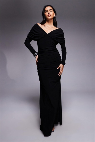 Макси-платье с драпированными рукавами и открытыми плечами черного цвета артикул 153910099