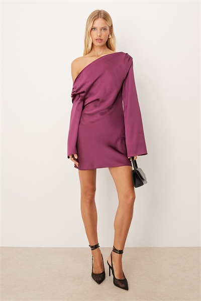 Атласное мини-платье с длинными рукавами и открытыми плечами, сливового цвета артикул 151421087