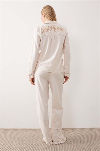 Свадебный комплект нижнего белья «Just Married» с оборками по подолу и манжетам артикул 153021046