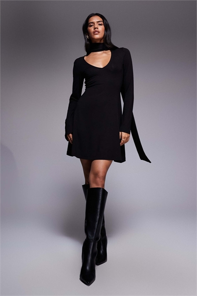 Мини-платье с рукавами-бабочками и шарфом черного цвета артикул 151995347