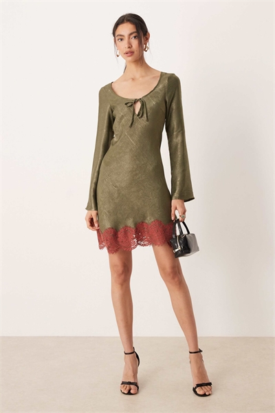 Атласное платье с длинными рукавами и круглым вырезом оливкового цвета артикул 153055587