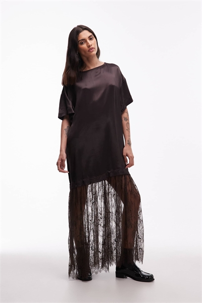 Гибридное макси-платье из атласной футболки с кружевной юбкой глубокого шоколадного цвета артикул 153365980