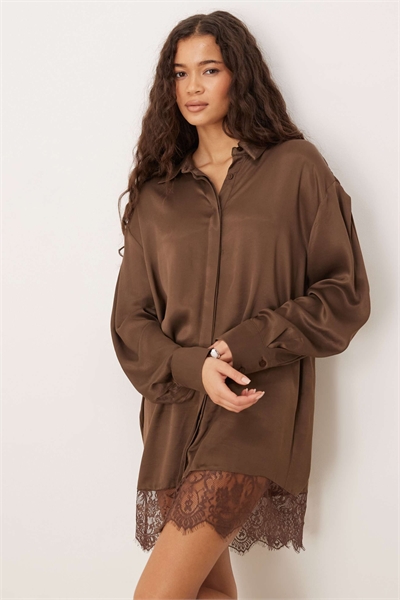 Атласное мини-платье-рубашка с асимметричным низом шоколадного цвета артикул 153113635