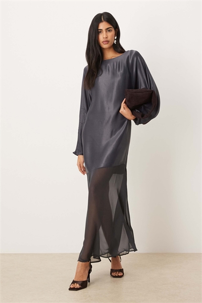 Макси-платье из атласа с V-образным вырезом, рукавами-крылышками и шифоновой юбкой серого цвета артикул 153404589