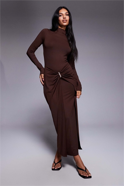 Платье-миди с длинными рукавами, облегающим вырезом и металлическими деталями, шоколадного цвета артикул 152942271