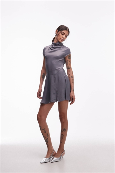 Мини-платье из атласа с капюшоном серого цвета артикул 153516002